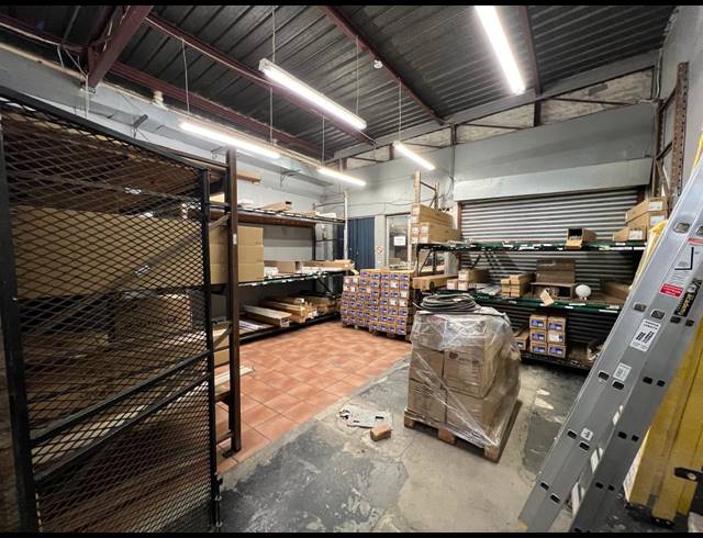 1,300M² WAREHOUSE TO LET IN FERNDALE